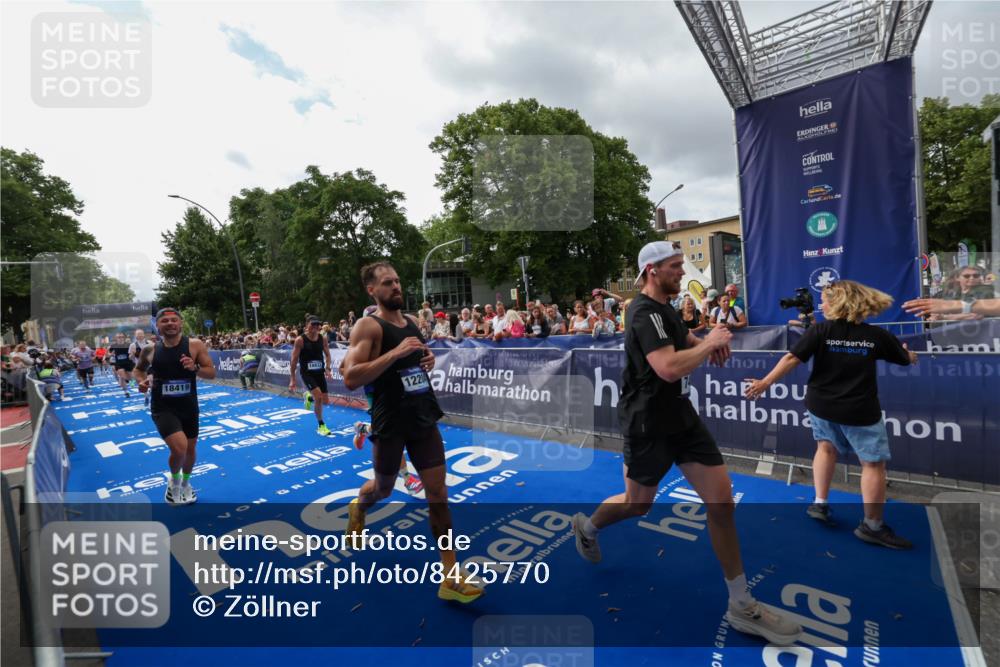 29.06.2025 - hella hamburg halbmarathon Zöllner http://msf.ph/oto/8425770 29.06.2025 10:34:58 Ziel 4477, 6704, 7466, 8864, 12044, 12204, 12751, 14952, 15391, 15902, 16140, 16177, 16712, 17643, 18183, 18220, 18419, 18837 meine-sportfotos.de