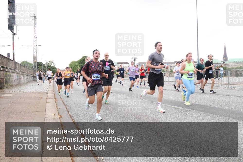 29.06.2025 - hella hamburg halbmarathon Lena Gebhardt http://msf.ph/oto/8425777 29.06.2025 10:53:35 Lombardsbrücke 12082, 9764, 5562, 11914, 9685, 1340, 1687, 1709, 1753, 1900, 1906, 1984, 2065, 2079, 2409, 2429, 3055, 3226, 4195, 4595, 4626, 4801, 5428, 5430, 5562, 5815, 5856, 5857, 6039, 6041, 6044, 6273, 6306, 6913, 6996, 7039, 7068, 7483, 7537, 7611, 7614, 7876, 7890, 8189, 8212, 8414, 8515, 8906, 9077, 9456, 9531, 9685, 9764, 9771, 9785, 10043, 10175, 10490, 12193, 12219, 12700, 13916, 13917, 14038 meine-sportfotos.de