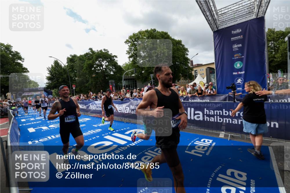 29.06.2025 - hella hamburg halbmarathon Zöllner http://msf.ph/oto/8425785 29.06.2025 10:34:58 Ziel 4477, 6704, 7466, 8864, 12044, 12204, 12751, 14952, 15391, 15902, 16140, 16177, 16712, 17643, 18183, 18220, 18419, 18837 meine-sportfotos.de