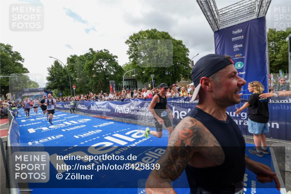 29.06.2025 - hella hamburg halbmarathon Zöllner http://msf.ph/oto/8425839 29.06.2025 10:34:59 Ziel 4477, 6704, 7466, 8864, 12044, 12204, 12751, 14952, 15391, 15902, 16140, 16177, 16712, 17643, 18183, 18220, 18419, 18837 meine-sportfotos.de