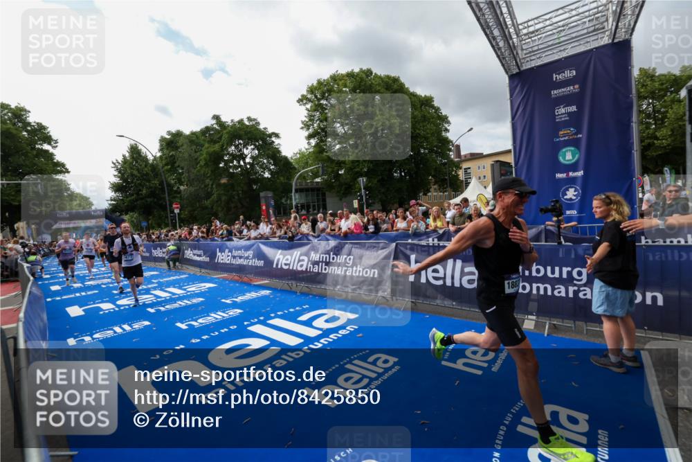 29.06.2025 - hella hamburg halbmarathon Zöllner http://msf.ph/oto/8425850 29.06.2025 10:34:59 Ziel 4477, 6704, 7466, 8864, 12044, 12204, 12751, 14952, 15391, 15902, 16140, 16177, 16712, 17643, 18183, 18220, 18419, 18837 meine-sportfotos.de
