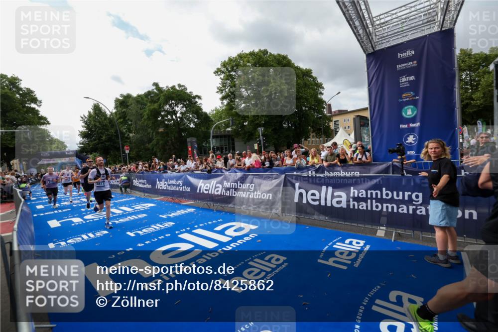 29.06.2025 - hella hamburg halbmarathon Zöllner http://msf.ph/oto/8425862 29.06.2025 10:35:00 Ziel 4477, 6704, 8864, 12044, 12751, 15391, 15902, 16140, 16177, 16712, 17643, 18183, 18220, 18837 meine-sportfotos.de