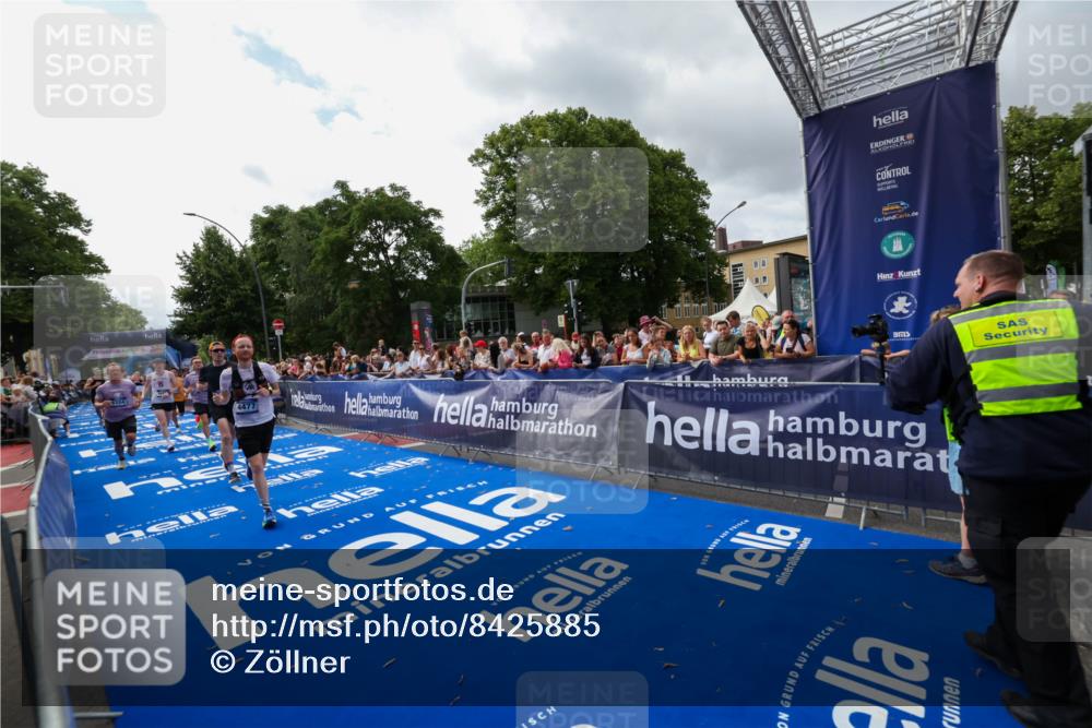 29.06.2025 - hella hamburg halbmarathon Zöllner http://msf.ph/oto/8425885 29.06.2025 10:35:00 Ziel 4477, 6704, 8864, 12044, 12751, 15391, 15902, 16140, 16177, 16712, 17643, 18183, 18220, 18837 meine-sportfotos.de
