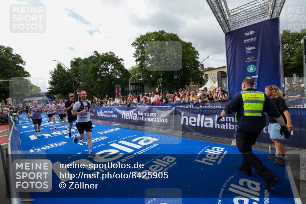 29.06.2025 - hella hamburg halbmarathon Zöllner http://msf.ph/oto/8425905 29.06.2025 10:35:00 Ziel 4477, 6704, 8864, 12044, 12751, 15391, 15902, 16140, 16177, 16712, 17643, 18183, 18220, 18837 meine-sportfotos.de