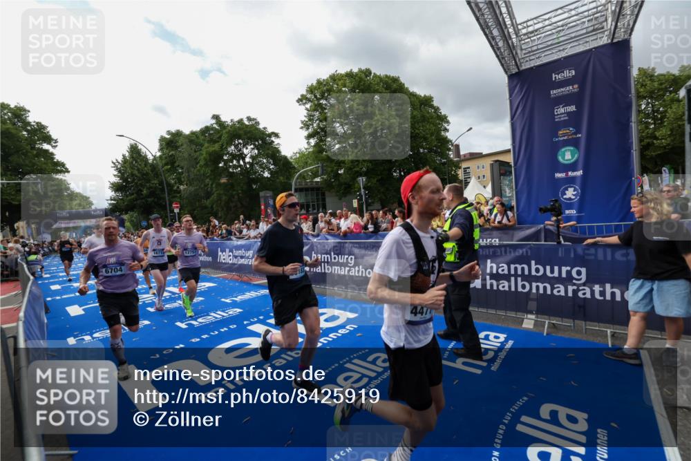 29.06.2025 - hella hamburg halbmarathon Zöllner http://msf.ph/oto/8425919 29.06.2025 10:35:01 Ziel 4477, 6704, 8864, 12044, 12751, 15391, 15902, 16140, 16177, 16712, 17643, 18183, 18220 meine-sportfotos.de