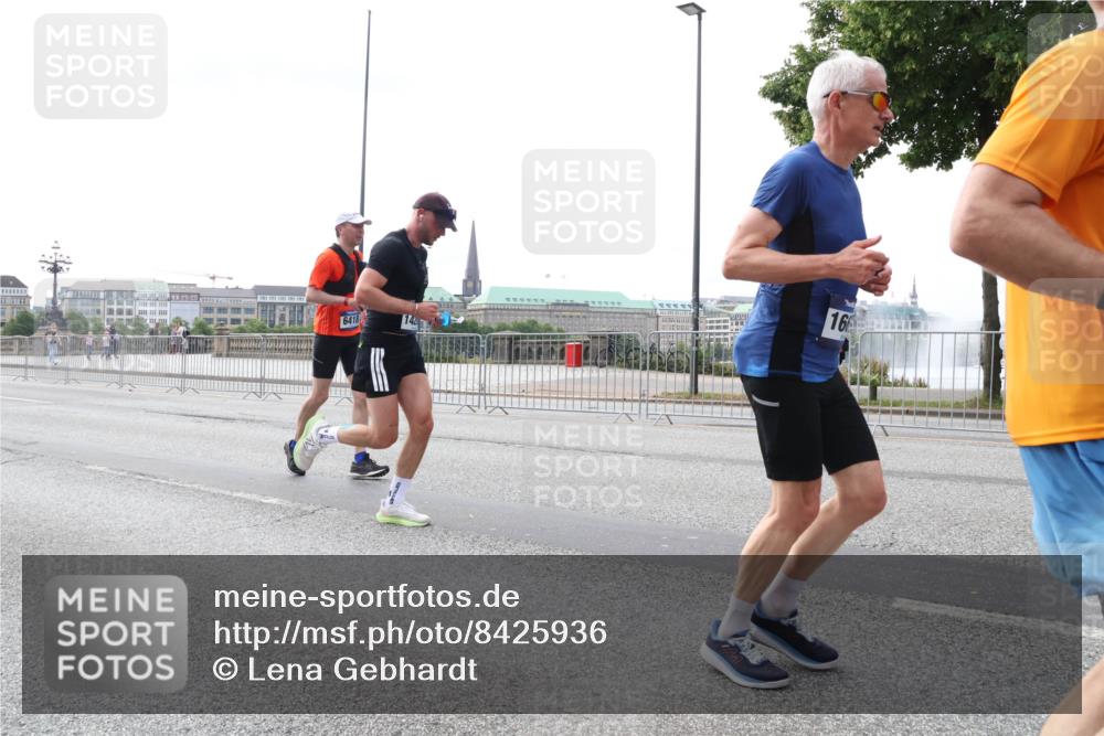 29.06.2025 - hella hamburg halbmarathon Lena Gebhardt http://msf.ph/oto/8425936 29.06.2025 10:28:54 Lombardsbrücke 6418, 16, 1518, 1557, 1869, 2688, 3717, 4161, 4362, 4700, 4834, 4982, 5167, 5249, 5250, 5718, 5903, 5939, 6102, 6345, 6418, 7169, 7980, 8048, 8560, 9642, 9716, 9855, 10068, 10434, 12099, 12404, 12442, 13400, 14205, 15143, 15256, 15452, 15453, 15952, 15955, 16125, 16643, 18293, 19180 meine-sportfotos.de