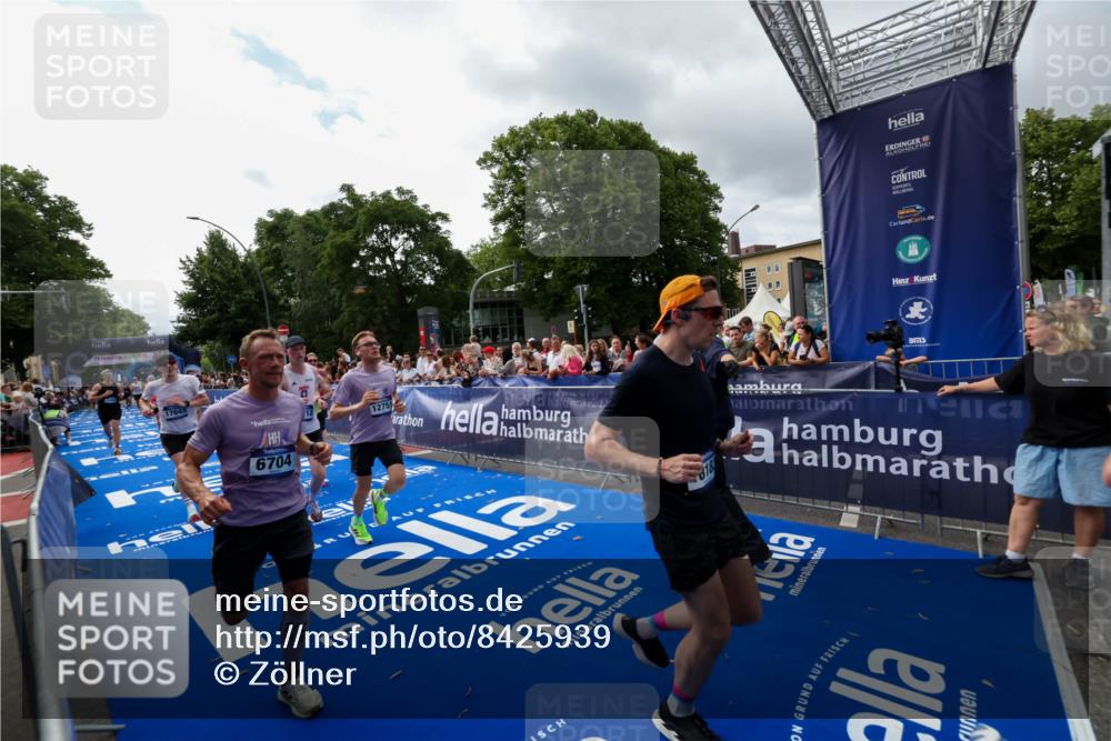 29.06.2025 - hella hamburg halbmarathon Zöllner http://msf.ph/oto/8425939 29.06.2025 10:35:02 Ziel 4477, 6704, 7972, 8864, 12044, 12751, 15391, 15902, 16140, 16177, 16712, 17643, 18183, 18220 meine-sportfotos.de