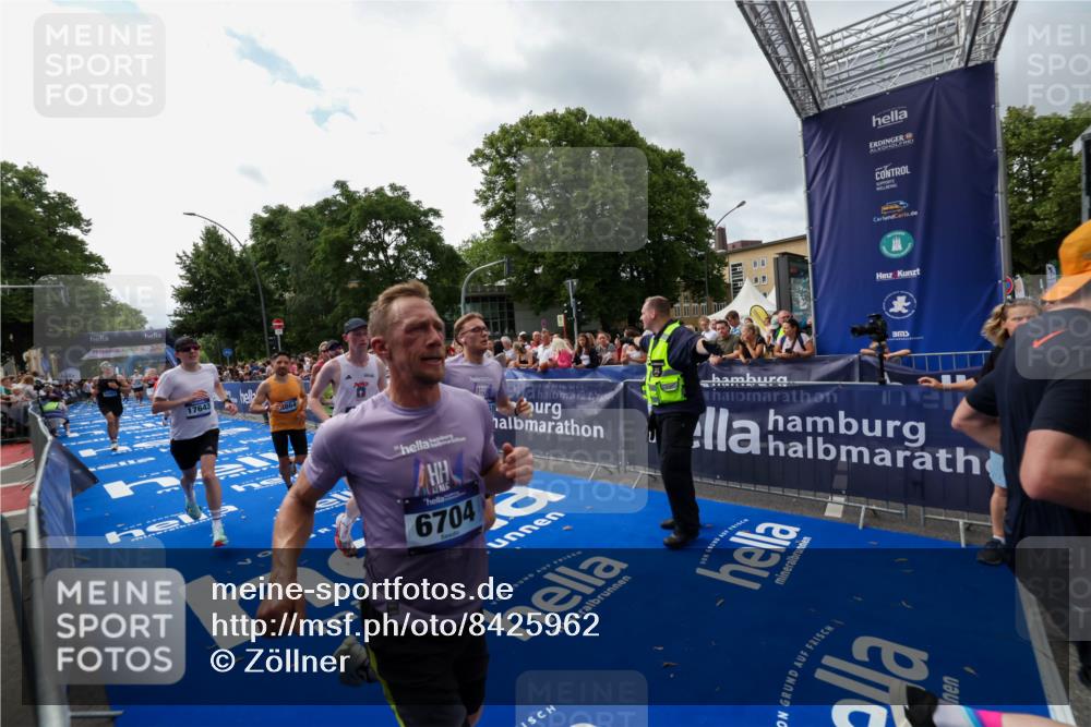 29.06.2025 - hella hamburg halbmarathon Zöllner http://msf.ph/oto/8425962 29.06.2025 10:35:02 Ziel 4477, 6704, 7972, 8864, 12044, 12751, 15391, 15902, 16140, 16177, 16712, 17643, 18183, 18220 meine-sportfotos.de