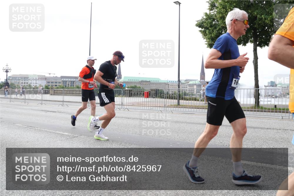 29.06.2025 - hella hamburg halbmarathon Lena Gebhardt http://msf.ph/oto/8425967 29.06.2025 10:28:54 Lombardsbrücke 64, 16, 1518, 1557, 1869, 2688, 3717, 4161, 4362, 4700, 4834, 4982, 5167, 5249, 5250, 5718, 5903, 5939, 6102, 6345, 6418, 7169, 7980, 8048, 8560, 9642, 9716, 9855, 10068, 10434, 12099, 12404, 12442, 13400, 14205, 15143, 15256, 15452, 15453, 15952, 15955, 16125, 16643, 18293, 19180 meine-sportfotos.de