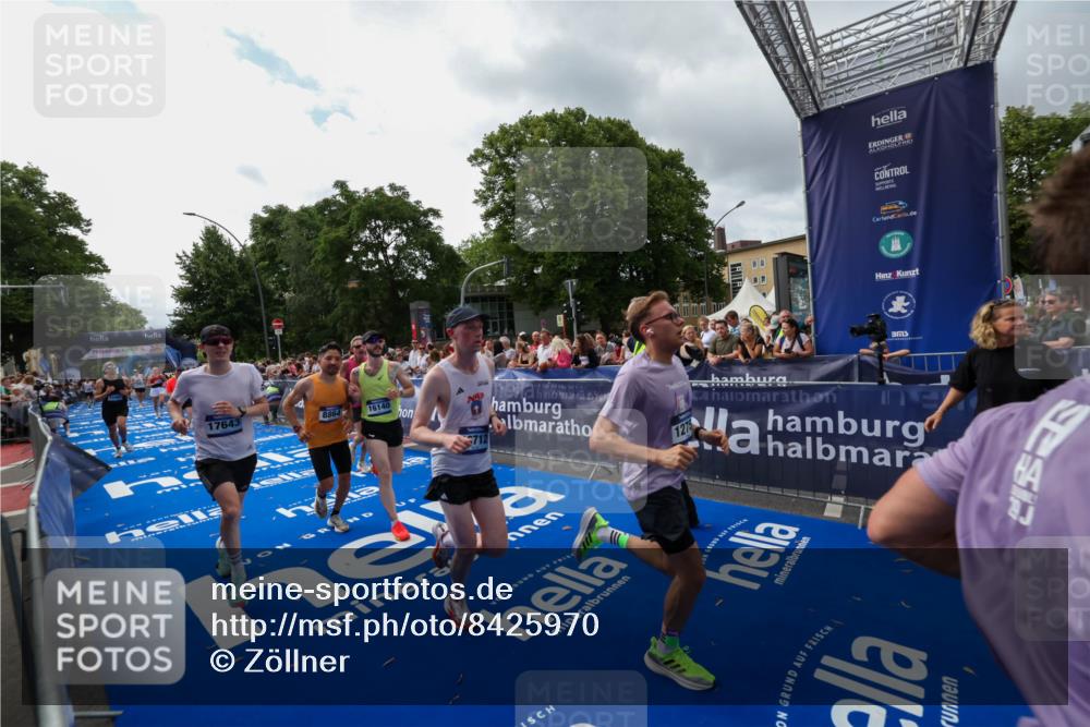 29.06.2025 - hella hamburg halbmarathon Zöllner http://msf.ph/oto/8425970 29.06.2025 10:35:02 Ziel 4477, 6704, 7972, 8864, 12044, 12751, 15391, 15902, 16140, 16177, 16712, 17643, 18183, 18220 meine-sportfotos.de