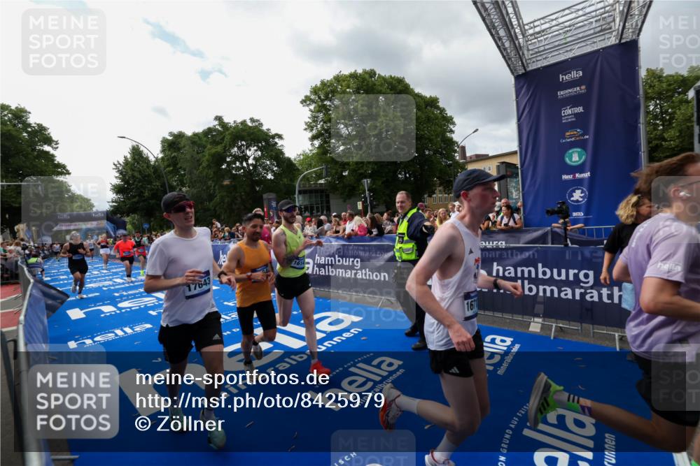 29.06.2025 - hella hamburg halbmarathon Zöllner http://msf.ph/oto/8425979 29.06.2025 10:35:03 Ziel 6704, 7972, 8864, 8901, 12044, 12751, 15391, 15902, 16140, 16177, 16712, 17643, 18220 meine-sportfotos.de