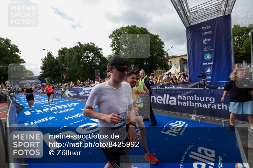 29.06.2025 - hella hamburg halbmarathon Zöllner http://msf.ph/oto/8425992 29.06.2025 10:35:03 Ziel 6704, 7972, 8864, 8901, 12044, 12751, 15391, 15902, 16140, 16177, 16712, 17643, 18220 meine-sportfotos.de