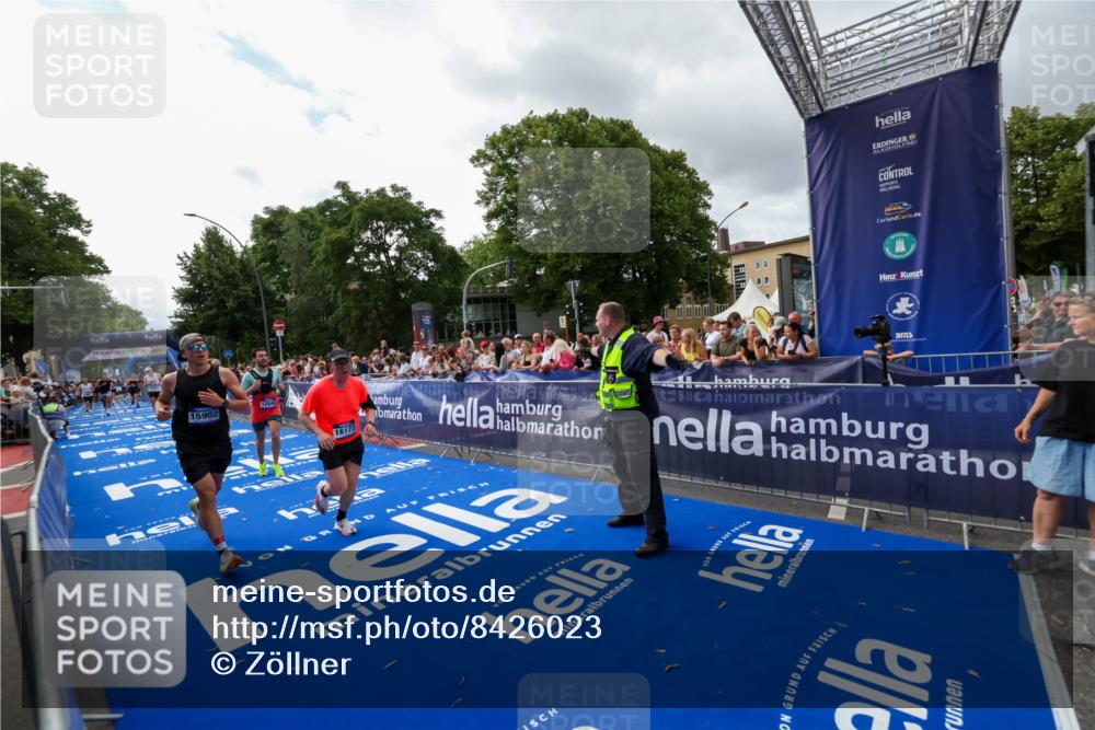 29.06.2025 - hella hamburg halbmarathon Zöllner http://msf.ph/oto/8426023 29.06.2025 10:35:04 Ziel 7972, 8864, 8901, 12044, 15391, 15902, 16140, 16177, 16963, 17643, 18220 meine-sportfotos.de