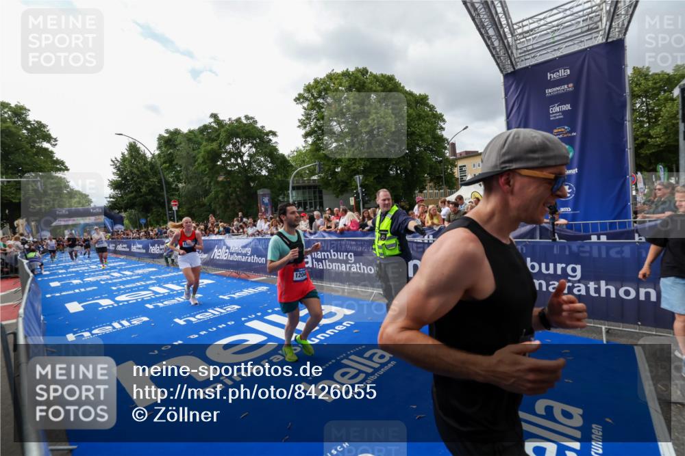 29.06.2025 - hella hamburg halbmarathon Zöllner http://msf.ph/oto/8426055 29.06.2025 10:35:06 Ziel 7972, 8901, 11559, 12044, 14069, 15391, 15902, 16177, 16963, 16964 meine-sportfotos.de