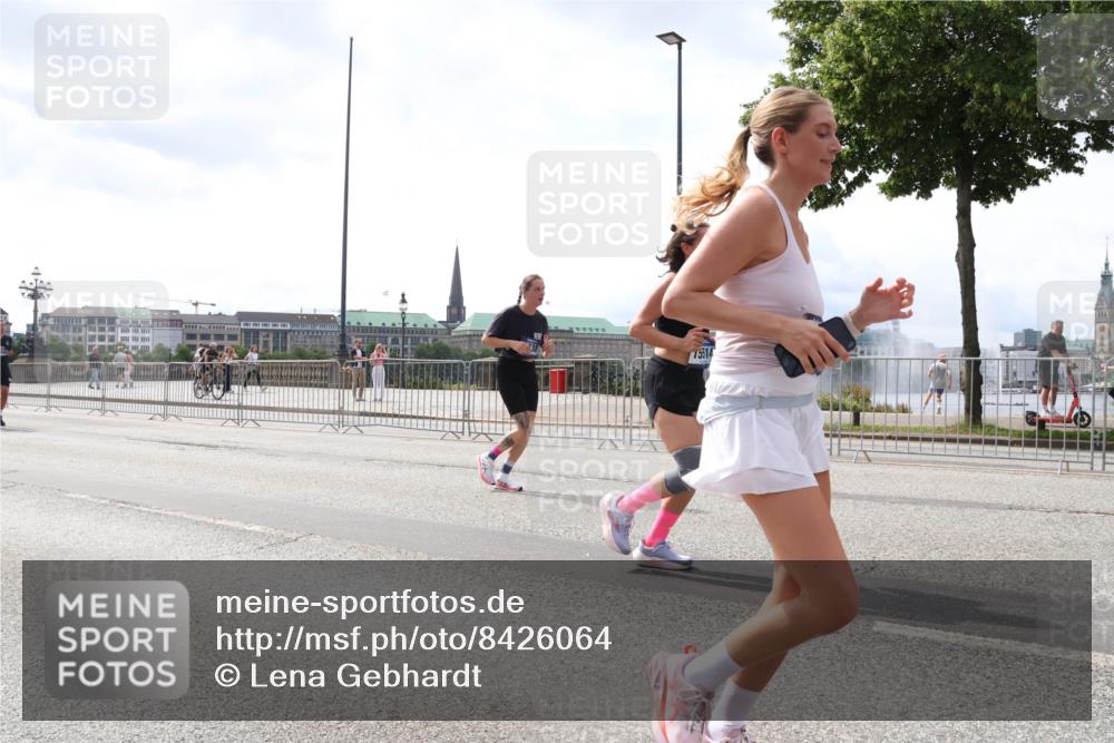 29.06.2025 - hella hamburg halbmarathon Lena Gebhardt http://msf.ph/oto/8426064 29.06.2025 10:43:27 Lombardsbrücke 75514, 1023, 1149, 1155, 1310, 1400, 1467, 1788, 1816, 1878, 2103, 2158, 2267, 2361, 2971, 3074, 3238, 3329, 3390, 3518, 3638, 4056, 4177, 4302, 4367, 4680, 4866, 5067, 5192, 5201, 5214, 5268, 5370, 5610, 5720, 5755, 5967, 6012, 6096, 6226, 6440, 6931, 6971, 6973, 7043, 7197, 7205, 7206, 7461, 7504, 7872, 7926, 8000, 8135, 8184, 8233, 8408, 8435, 8504, 8795, 8991, 9072, 9304, 9639, 9641, 9644, 9831, 9976, 10083, 10097, 10180, 10200, 10202 meine-sportfotos.de