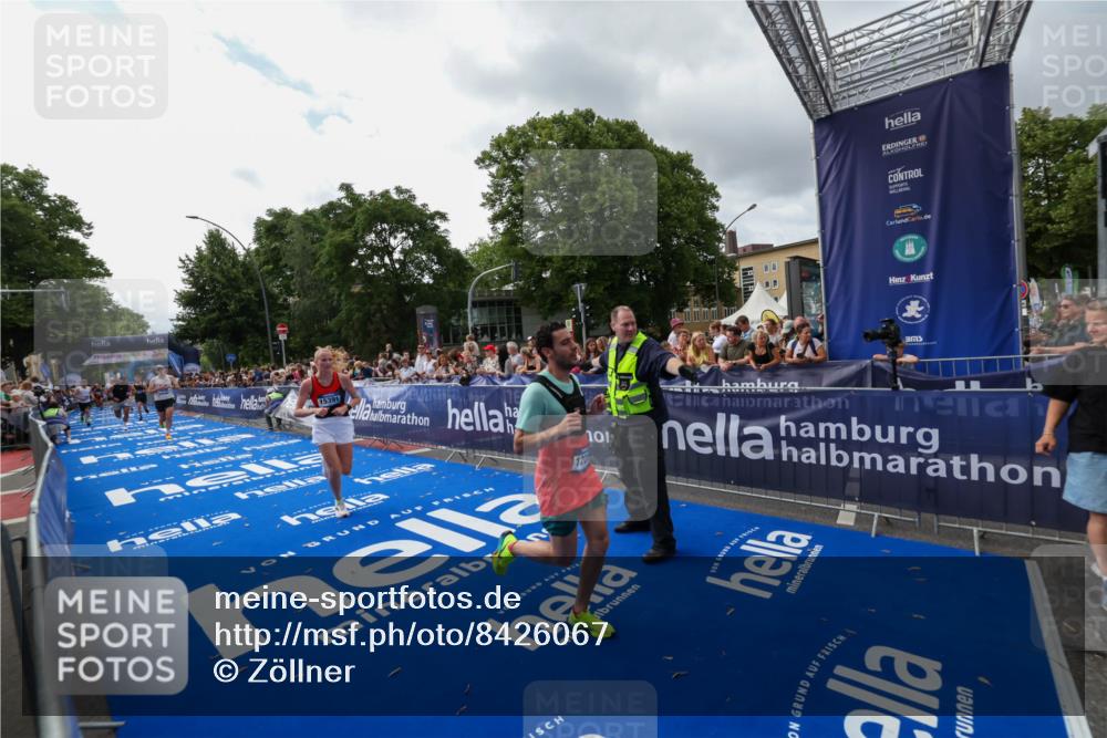 29.06.2025 - hella hamburg halbmarathon Zöllner http://msf.ph/oto/8426067 29.06.2025 10:35:06 Ziel 7972, 8901, 11559, 12044, 14069, 15391, 15902, 16177, 16963, 16964 meine-sportfotos.de
