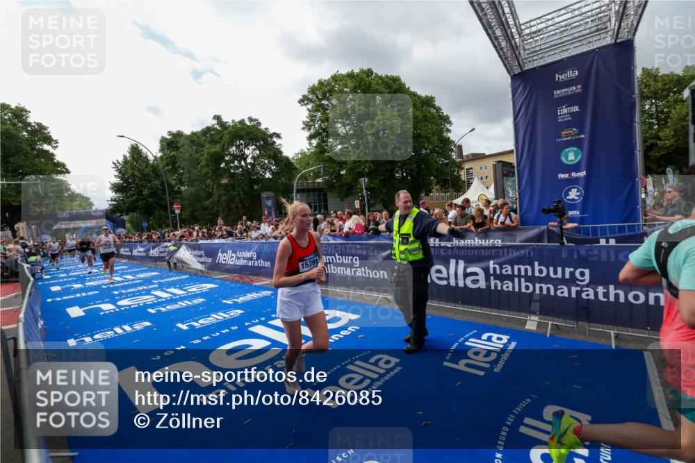 29.06.2025 - hella hamburg halbmarathon Zöllner http://msf.ph/oto/8426085 29.06.2025 10:35:07 Ziel 7972, 8901, 11559, 12044, 14069, 15391, 16963, 16964 meine-sportfotos.de
