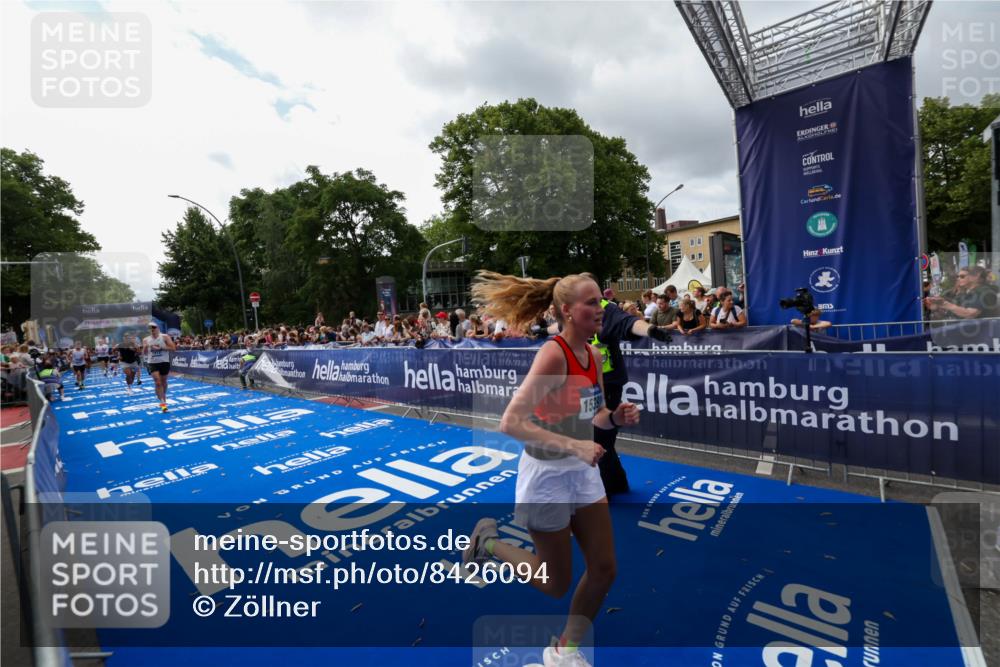 29.06.2025 - hella hamburg halbmarathon Zöllner http://msf.ph/oto/8426094 29.06.2025 10:35:07 Ziel 7972, 8901, 11559, 12044, 14069, 15391, 16963, 16964 meine-sportfotos.de