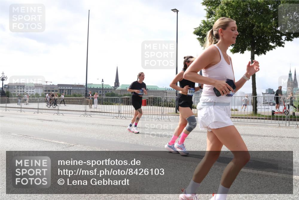 29.06.2025 - hella hamburg halbmarathon Lena Gebhardt http://msf.ph/oto/8426103 29.06.2025 10:43:28 Lombardsbrücke 15514, 1023, 1149, 1155, 1310, 1400, 1467, 1788, 1816, 1878, 2103, 2158, 2267, 2361, 2971, 3074, 3238, 3329, 3390, 3518, 3638, 4056, 4177, 4302, 4367, 4680, 4866, 5067, 5192, 5201, 5214, 5268, 5370, 5610, 5720, 5755, 5967, 6012, 6096, 6226, 6440, 6931, 6971, 6973, 7043, 7197, 7205, 7206, 7461, 7504, 7872, 7926, 8000, 8135, 8184, 8233, 8408, 8435, 8504, 8795, 8991, 9072, 9304, 9639, 9641, 9644, 9831, 9976, 10083, 10097, 10180, 10200, 10202 meine-sportfotos.de