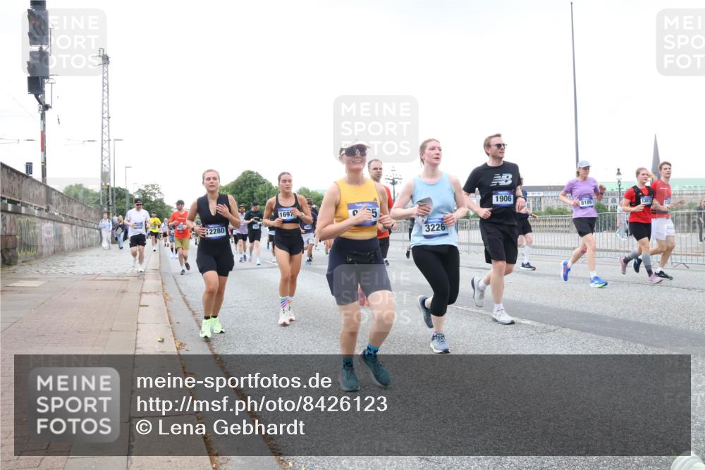 29.06.2025 - hella hamburg halbmarathon Lena Gebhardt http://msf.ph/oto/8426123 29.06.2025 10:53:38 Lombardsbrücke 1697, 2280, 5, 3226, 1906, 8189, 13072, 1340, 1687, 1709, 1744, 1753, 1900, 1906, 1984, 2065, 2079, 2409, 2429, 3055, 3226, 4195, 4595, 4801, 5428, 5430, 5562, 5815, 5856, 5857, 5964, 6039, 6041, 6044, 6192, 6273, 6306, 6913, 6996, 7039, 7068, 7483, 7537, 7611, 7614, 7876, 7890, 8189, 8212, 8414, 8515, 8906, 8924, 9077, 9456, 9503, 9531, 9572, 9685, 9764, 9771, 9785, 10043, 10175, 10490, 11390, 12193, 12219, 12700, 14038 meine-sportfotos.de