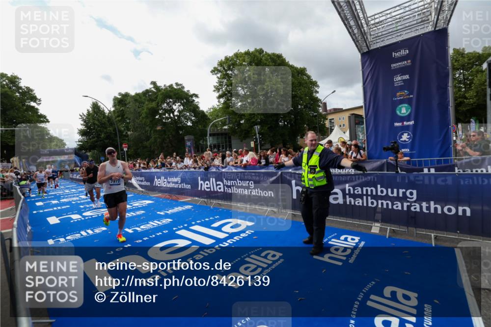 29.06.2025 - hella hamburg halbmarathon Zöllner http://msf.ph/oto/8426139 29.06.2025 10:35:09 Ziel 7628, 7972, 8901, 11559, 14069, 16963, 16964, 17022 meine-sportfotos.de