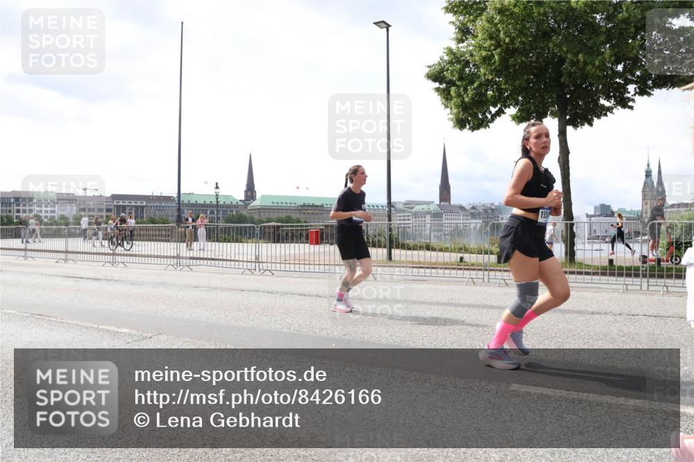 29.06.2025 - hella hamburg halbmarathon Lena Gebhardt http://msf.ph/oto/8426166 29.06.2025 10:43:28 Lombardsbrücke 151, 1023, 1149, 1155, 1310, 1400, 1467, 1788, 1816, 1878, 2103, 2158, 2267, 2361, 2971, 3074, 3238, 3329, 3390, 3518, 3638, 4056, 4177, 4302, 4367, 4680, 4866, 5067, 5192, 5201, 5214, 5268, 5370, 5610, 5720, 5755, 5967, 6012, 6096, 6226, 6440, 6931, 6971, 6973, 7043, 7197, 7205, 7206, 7461, 7504, 7872, 7926, 8000, 8135, 8184, 8233, 8408, 8435, 8504, 8795, 8991, 9072, 9304, 9639, 9641, 9644, 9831, 9976, 10083, 10097, 10180, 10200, 10202 meine-sportfotos.de