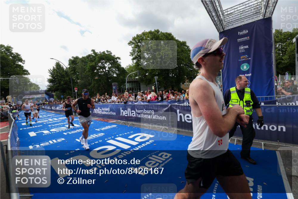 29.06.2025 - hella hamburg halbmarathon Zöllner http://msf.ph/oto/8426167 29.06.2025 10:35:10 Ziel 4740, 7628, 7972, 8901, 11559, 14069, 16963, 16964, 17022 meine-sportfotos.de