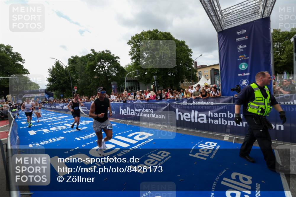 29.06.2025 - hella hamburg halbmarathon Zöllner http://msf.ph/oto/8426173 29.06.2025 10:35:11 Ziel 4740, 7628, 7972, 8901, 11559, 14069, 16963, 16964, 17022 meine-sportfotos.de