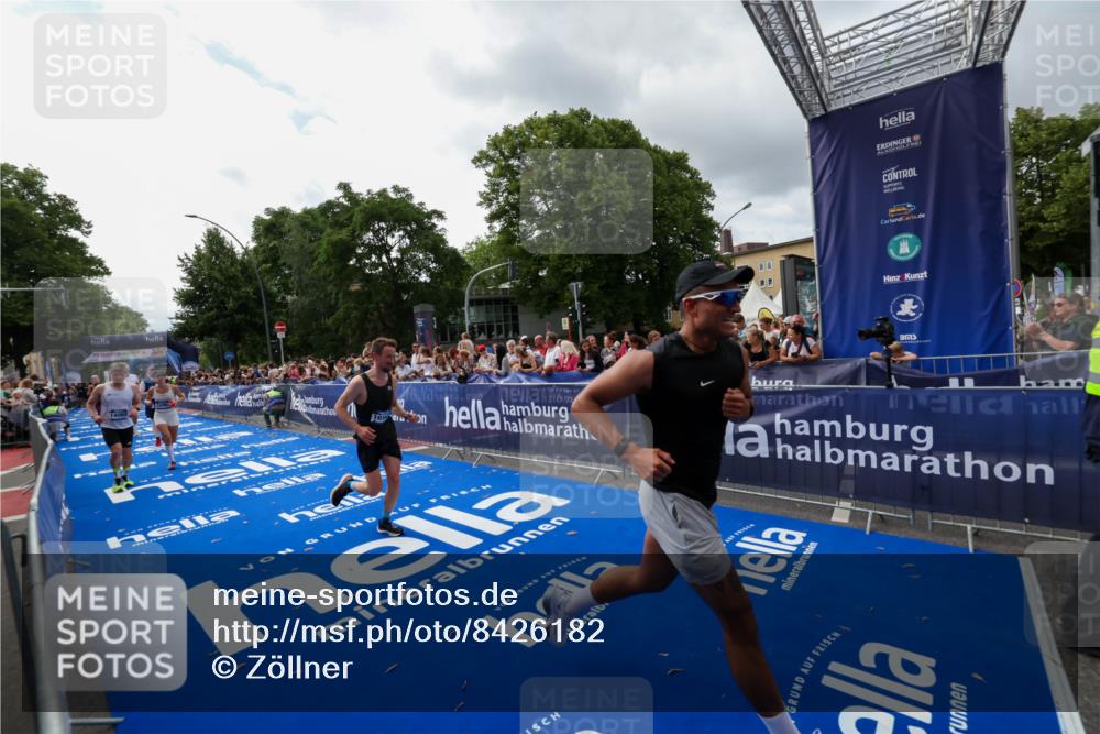 29.06.2025 - hella hamburg halbmarathon Zöllner http://msf.ph/oto/8426182 29.06.2025 10:35:11 Ziel 4740, 7628, 7972, 8901, 11559, 14069, 16963, 16964, 17022 meine-sportfotos.de