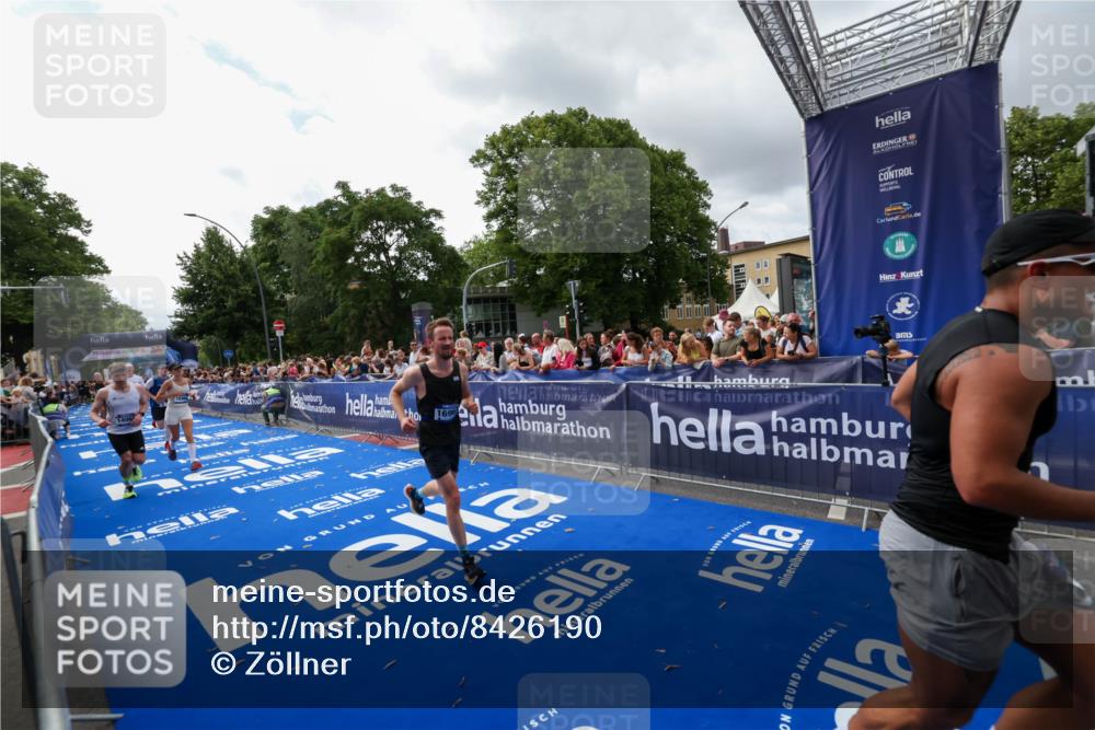 29.06.2025 - hella hamburg halbmarathon Zöllner http://msf.ph/oto/8426190 29.06.2025 10:35:12 Ziel 4740, 7628, 8901, 11559, 14069, 15415, 16963, 16964, 17022 meine-sportfotos.de