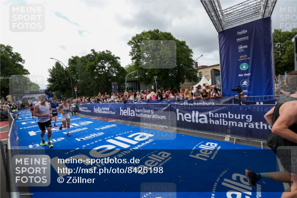 29.06.2025 - hella hamburg halbmarathon Zöllner http://msf.ph/oto/8426198 29.06.2025 10:35:12 Ziel 4740, 7628, 8901, 11559, 14069, 15415, 16963, 16964, 17022 meine-sportfotos.de