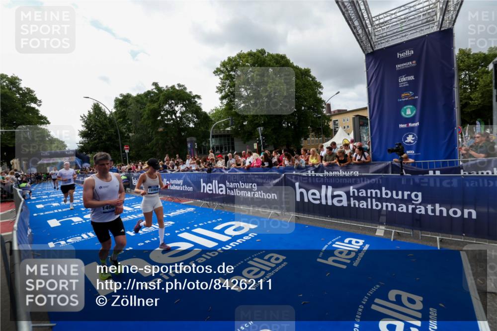 29.06.2025 - hella hamburg halbmarathon Zöllner http://msf.ph/oto/8426211 29.06.2025 10:35:13 Ziel 4740, 7628, 11559, 14069, 15415, 16963, 16964, 17022 meine-sportfotos.de