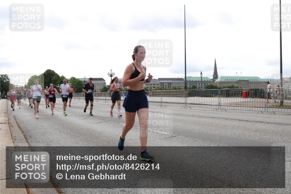 29.06.2025 - hella hamburg halbmarathon Lena Gebhardt http://msf.ph/oto/8426214 29.06.2025 10:28:57 Lombardsbrücke 5249, 5250, 1518, 1518, 1557, 1869, 2688, 3717, 4161, 4362, 4700, 4834, 4982, 5167, 5249, 5250, 5718, 5903, 5939, 6102, 6345, 6418, 7169, 7449, 7980, 8048, 8560, 9642, 9716, 9855, 10068, 10198, 10434, 12099, 12404, 12442, 13090, 14205, 15143, 15256, 15452, 15453, 15952, 15955, 16125, 16643, 16673, 18293 meine-sportfotos.de