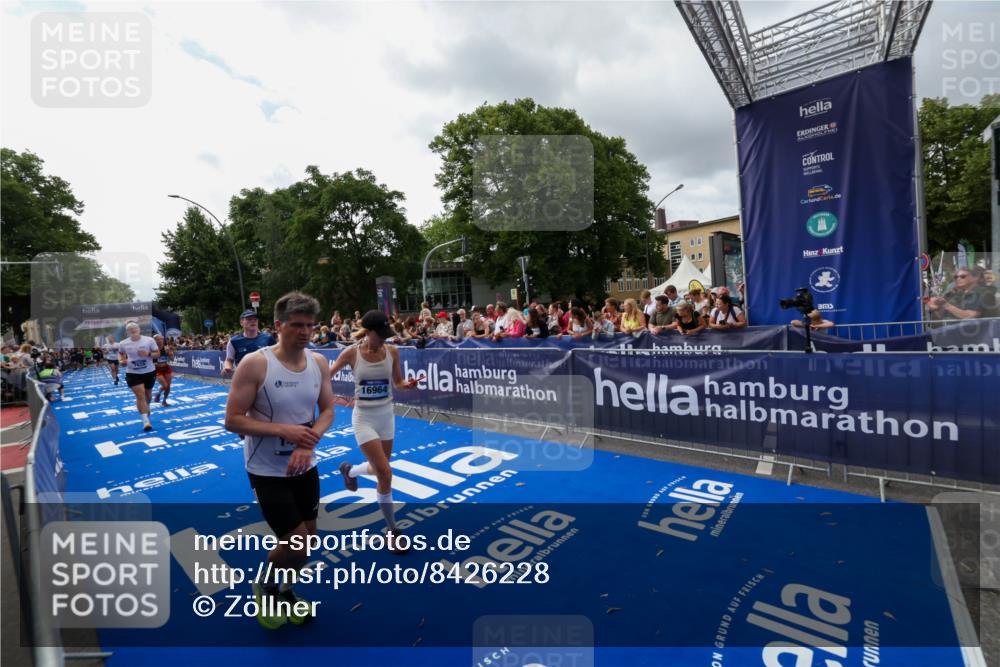 29.06.2025 - hella hamburg halbmarathon Zöllner http://msf.ph/oto/8426228 29.06.2025 10:35:13 Ziel 4740, 7628, 11559, 14069, 15415, 16963, 16964, 17022 meine-sportfotos.de