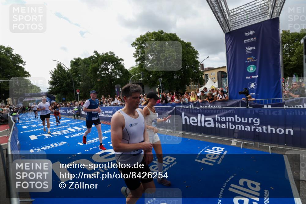 29.06.2025 - hella hamburg halbmarathon Zöllner http://msf.ph/oto/8426254 29.06.2025 10:35:14 Ziel 4740, 7628, 11559, 12514, 14069, 15415, 16964, 17022 meine-sportfotos.de