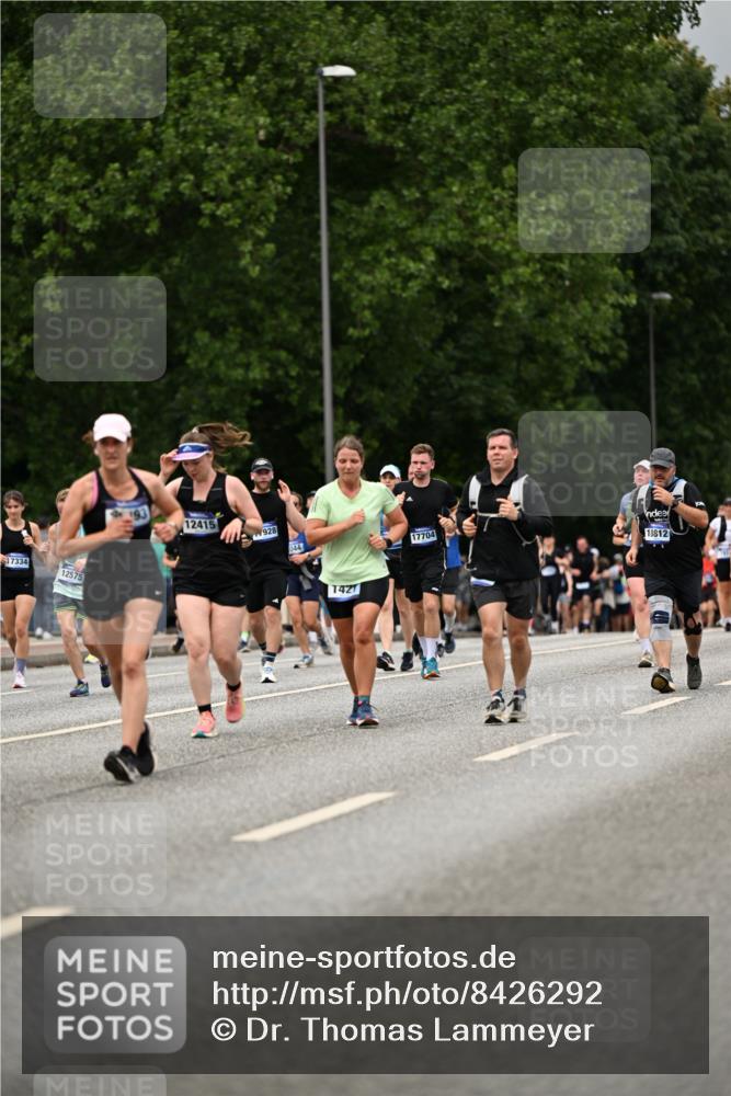 29.06.2025 - hella hamburg halbmarathon Dr. Thomas Lammeyer http://msf.ph/oto/8426292 29.06.2025 10:50:23 Kennedybrücke 1060, 1085, 1421, 1426, 1465, 1854, 1983, 2008, 2217, 2657, 2664, 2965, 3357, 3377, 4099, 4102, 4119, 4223, 4224, 5044, 5914, 6393, 6788, 6980, 7303, 7530, 7983, 10367, 10812, 11119, 11393 meine-sportfotos.de