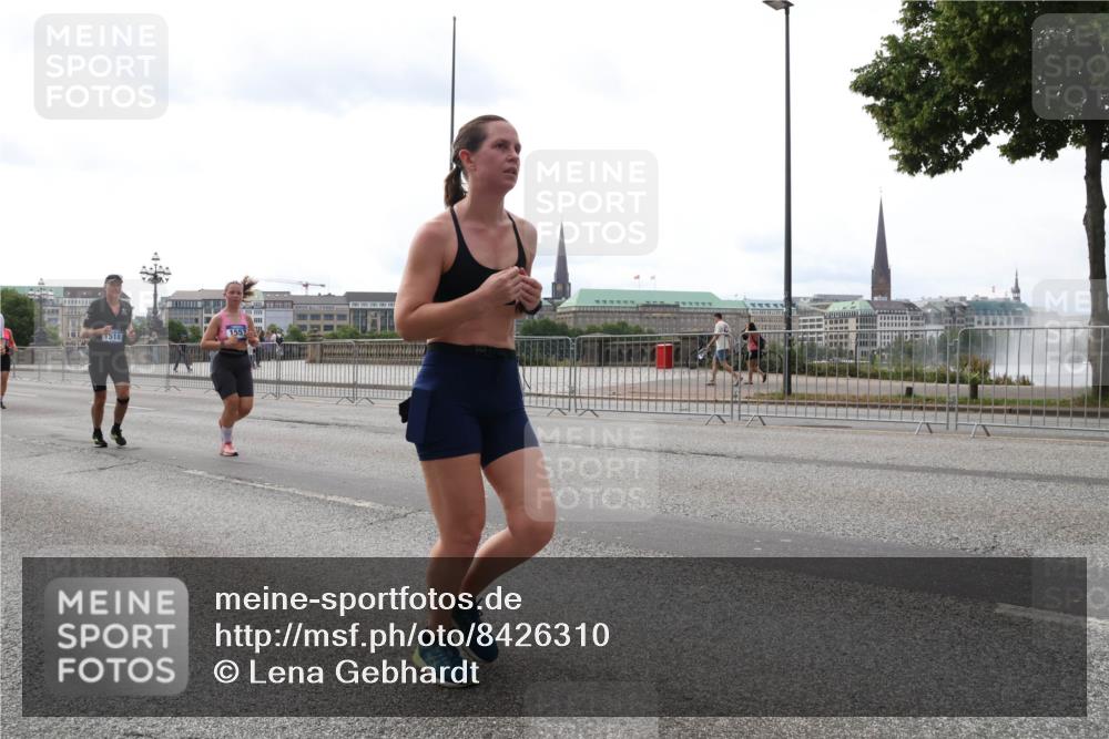 29.06.2025 - hella hamburg halbmarathon Lena Gebhardt http://msf.ph/oto/8426310 29.06.2025 10:28:58 Lombardsbrücke 7518, 1552, 1518, 1557, 1869, 2688, 3717, 4161, 4362, 4700, 4834, 4982, 5167, 5249, 5250, 5718, 5903, 5939, 6102, 6345, 6418, 7169, 7449, 8048, 8560, 9642, 9716, 9855, 10068, 10198, 10434, 12099, 12404, 12442, 12958, 13090, 14205, 15143, 15256, 15452, 15453, 15952, 15955, 16125, 16643, 16673, 18293 meine-sportfotos.de