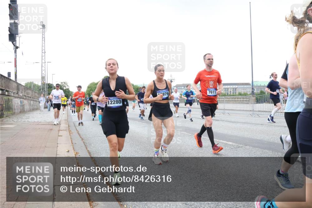 29.06.2025 - hella hamburg halbmarathon Lena Gebhardt http://msf.ph/oto/8426316 29.06.2025 10:53:38 Lombardsbrücke 18057, 5456, 12280, 979, 7611, 1340, 1687, 1709, 1744, 1753, 1900, 1906, 1984, 2065, 2079, 2409, 2429, 3055, 3226, 4195, 4595, 4801, 5428, 5430, 5562, 5815, 5856, 5857, 5964, 6039, 6041, 6044, 6192, 6273, 6306, 6913, 6996, 7039, 7068, 7483, 7537, 7611, 7614, 7876, 7890, 8189, 8212, 8414, 8515, 8906, 8924, 9077, 9456, 9503, 9531, 9572, 9685, 9764, 9771, 9785, 10043, 10175, 10490, 11390, 12193, 12219, 12700, 14038 meine-sportfotos.de