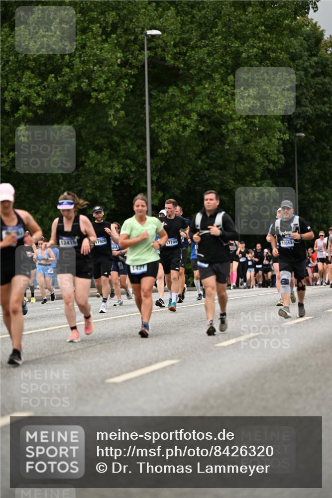 29.06.2025 - hella hamburg halbmarathon Dr. Thomas Lammeyer http://msf.ph/oto/8426320 29.06.2025 10:50:24 Kennedybrücke 1060, 1421, 1426, 1465, 1695, 1854, 1983, 2008, 2217, 2398, 2657, 2664, 2965, 4099, 4102, 4119, 4223, 4224, 5044, 5914, 6393, 6788, 6980, 7303, 7530, 7983, 10367, 10812, 11393 meine-sportfotos.de