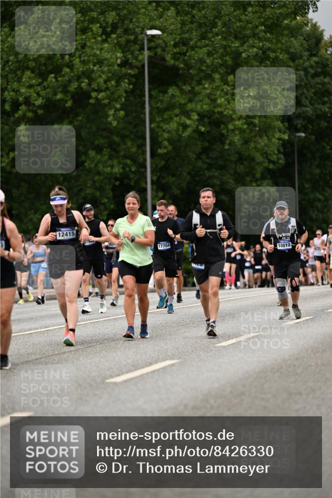 29.06.2025 - hella hamburg halbmarathon Dr. Thomas Lammeyer http://msf.ph/oto/8426330 29.06.2025 10:50:24 Kennedybrücke 1060, 1421, 1426, 1465, 1695, 1854, 1983, 2008, 2217, 2398, 2657, 2664, 2965, 4099, 4102, 4119, 4223, 4224, 5044, 5914, 6393, 6788, 6980, 7303, 7530, 7983, 10367, 10812, 11393 meine-sportfotos.de