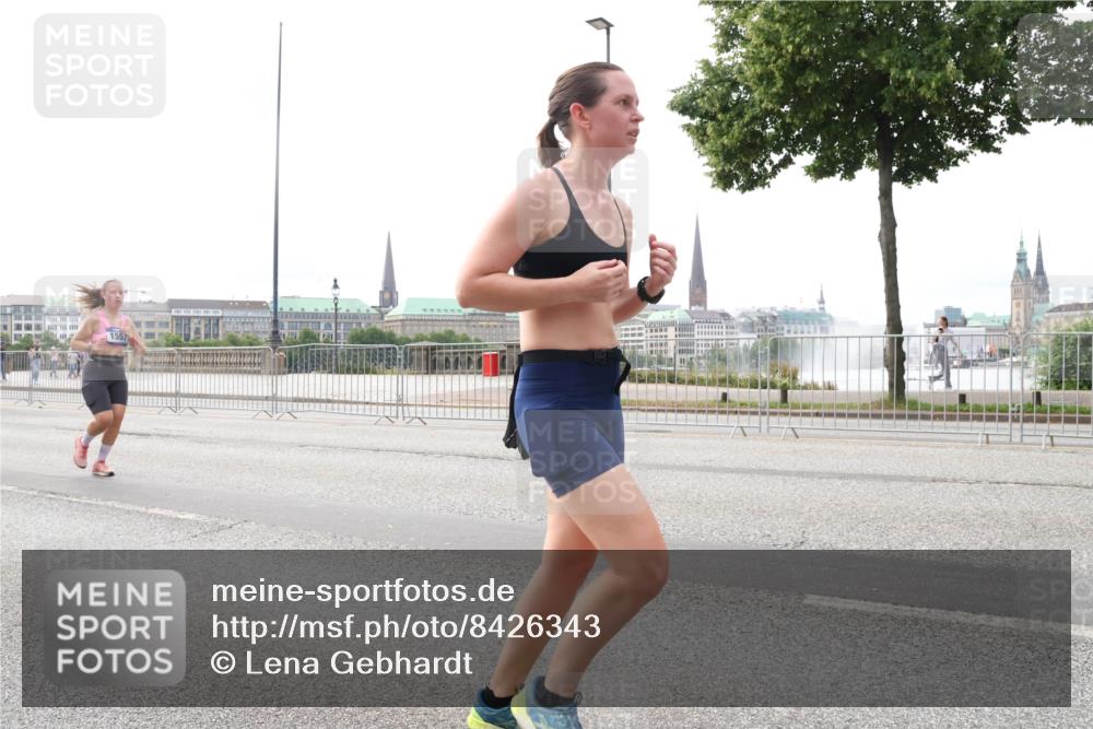 29.06.2025 - hella hamburg halbmarathon Lena Gebhardt http://msf.ph/oto/8426343 29.06.2025 10:28:58 Lombardsbrücke 1557, 1518, 1557, 1869, 2688, 3717, 4161, 4362, 4700, 4834, 4982, 5167, 5249, 5250, 5718, 5903, 5939, 6102, 6345, 6418, 7169, 7449, 8048, 8560, 9642, 9716, 9855, 10068, 10198, 10434, 12099, 12404, 12442, 12958, 13090, 14205, 15143, 15256, 15452, 15453, 15952, 15955, 16125, 16643, 16673, 18293 meine-sportfotos.de