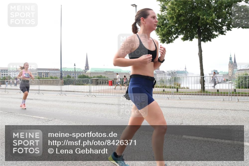 29.06.2025 - hella hamburg halbmarathon Lena Gebhardt http://msf.ph/oto/8426371 29.06.2025 10:28:58 Lombardsbrücke 1557, 1518, 1557, 1869, 2688, 3717, 4161, 4362, 4700, 4834, 4982, 5167, 5249, 5250, 5718, 5903, 5939, 6102, 6345, 6418, 7169, 7449, 8048, 8560, 9642, 9716, 9855, 10068, 10198, 10434, 12099, 12404, 12442, 12958, 13090, 14205, 15143, 15256, 15452, 15453, 15952, 15955, 16125, 16643, 16673, 18293 meine-sportfotos.de