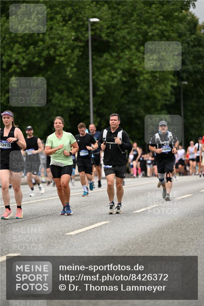 29.06.2025 - hella hamburg halbmarathon Dr. Thomas Lammeyer http://msf.ph/oto/8426372 29.06.2025 10:50:25 Kennedybrücke 1060, 1421, 1426, 1465, 1695, 1854, 1983, 2008, 2217, 2398, 2657, 2917, 2965, 4099, 4102, 4119, 4223, 4224, 5044, 5914, 6393, 6788, 6980, 7303, 7530, 7983, 10367, 10812, 11393 meine-sportfotos.de