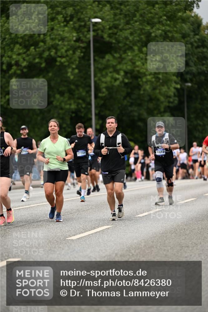 29.06.2025 - hella hamburg halbmarathon Dr. Thomas Lammeyer http://msf.ph/oto/8426380 29.06.2025 10:50:25 Kennedybrücke 1060, 1421, 1426, 1465, 1695, 1854, 1983, 2008, 2217, 2398, 2657, 2917, 2965, 4099, 4102, 4119, 4223, 4224, 5044, 5914, 6393, 6788, 6980, 7303, 7530, 7983, 10367, 10812, 11393 meine-sportfotos.de
