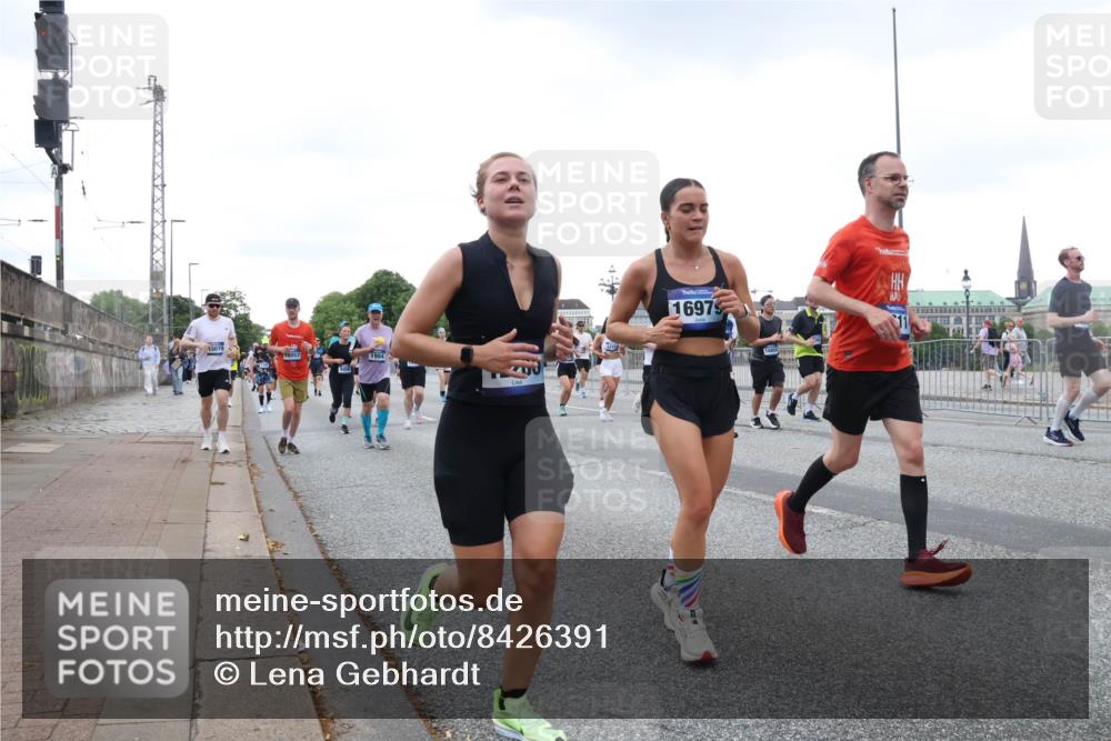 29.06.2025 - hella hamburg halbmarathon Lena Gebhardt http://msf.ph/oto/8426391 29.06.2025 10:53:39 Lombardsbrücke 3079, 18057, 9456, 1984, 16979, 1017, 1340, 1687, 1709, 1744, 1753, 1900, 1906, 1984, 2065, 2079, 2409, 2429, 3055, 3226, 4195, 4595, 4801, 5428, 5430, 5562, 5815, 5856, 5857, 5964, 6039, 6041, 6044, 6192, 6273, 6306, 6913, 6996, 7039, 7068, 7483, 7537, 7611, 7614, 7876, 7890, 8189, 8212, 8414, 8515, 8906, 8924, 9077, 9456, 9503, 9531, 9572, 9685, 9764, 9771, 9785, 10043, 10175, 10490, 11390, 12193, 12219, 12700, 14038 meine-sportfotos.de