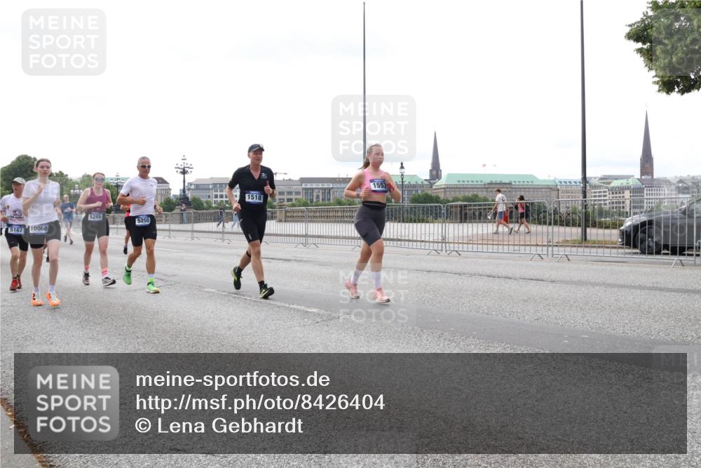 29.06.2025 - hella hamburg halbmarathon Lena Gebhardt http://msf.ph/oto/8426404 29.06.2025 10:28:59 Lombardsbrücke 5249, 5250, 5167, 10068, 1518, 1557, 1518, 1557, 1869, 2688, 3717, 4161, 4362, 4373, 4700, 4834, 4982, 5167, 5249, 5250, 5718, 5903, 5939, 6102, 6345, 6418, 7169, 7449, 8048, 8560, 9642, 9716, 9855, 10068, 10198, 10434, 11989, 12099, 12404, 12442, 12958, 13090, 14205, 15143, 15256, 15452, 15453, 15952, 15955, 16125, 16643, 16673, 18293, 18414 meine-sportfotos.de