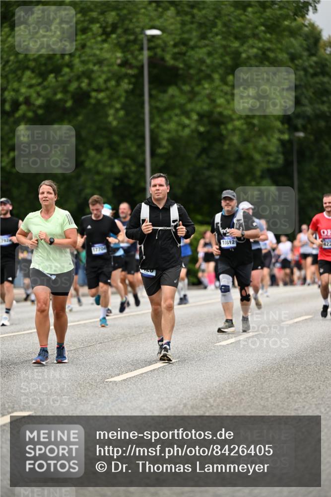 29.06.2025 - hella hamburg halbmarathon Dr. Thomas Lammeyer http://msf.ph/oto/8426405 29.06.2025 10:50:26 Kennedybrücke 1060, 1421, 1426, 1465, 1695, 1854, 1983, 2008, 2217, 2398, 2917, 2965, 4099, 4102, 4223, 4224, 5044, 5914, 6393, 6788, 6980, 7303, 7530, 7983, 10367, 10812, 11393 meine-sportfotos.de