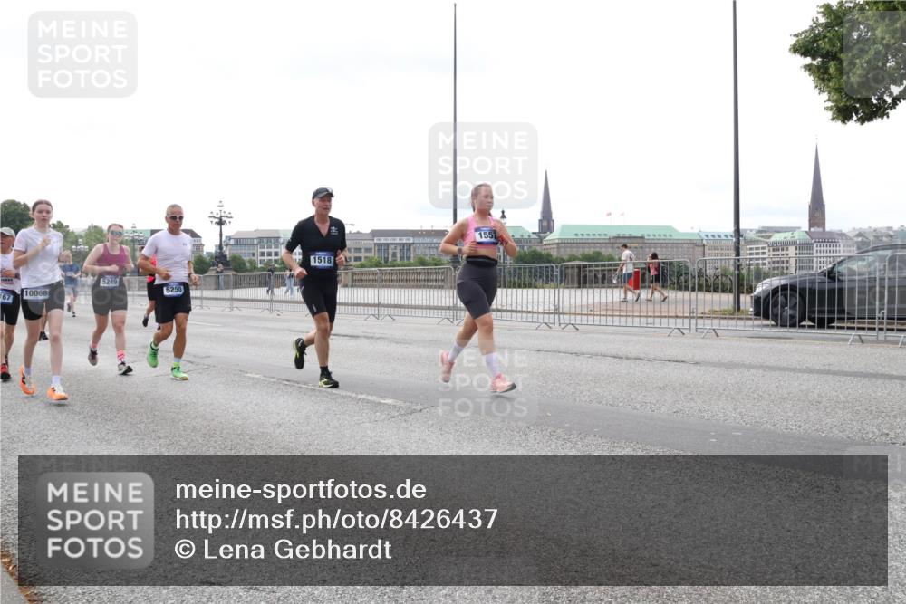 29.06.2025 - hella hamburg halbmarathon Lena Gebhardt http://msf.ph/oto/8426437 29.06.2025 10:28:59 Lombardsbrücke 1518, 5249, 167, 10068, 5250, 1557, 1518, 1557, 1869, 2688, 3717, 4161, 4362, 4373, 4700, 4834, 4982, 5167, 5249, 5250, 5718, 5903, 5939, 6102, 6345, 6418, 7169, 7449, 8048, 8560, 9642, 9716, 9855, 10068, 10198, 10434, 11989, 12099, 12404, 12442, 12958, 13090, 14205, 15143, 15256, 15452, 15453, 15952, 15955, 16125, 16643, 16673, 18293, 18414 meine-sportfotos.de