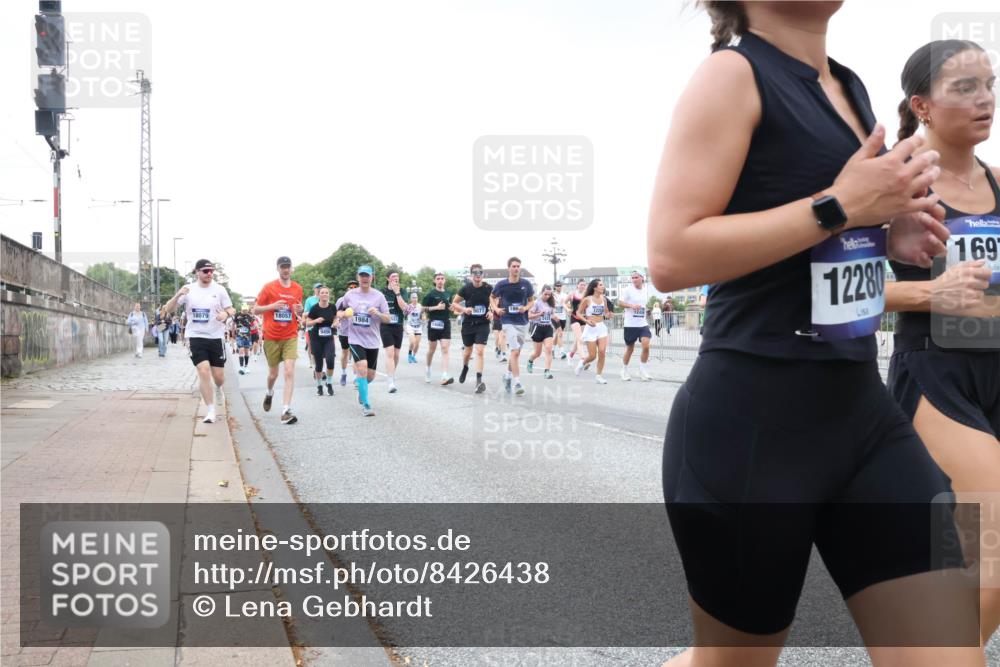 29.06.2025 - hella hamburg halbmarathon Lena Gebhardt http://msf.ph/oto/8426438 29.06.2025 10:53:39 Lombardsbrücke 18079, 18057, 9456, 1984, 9077, 12280, 169, 1017, 1340, 1687, 1709, 1744, 1753, 1900, 1906, 1984, 2065, 2079, 2409, 2429, 3055, 3226, 4195, 4595, 4801, 5428, 5430, 5562, 5815, 5856, 5857, 5964, 6039, 6041, 6044, 6192, 6273, 6306, 6913, 6996, 7039, 7068, 7483, 7537, 7611, 7614, 7876, 7890, 8189, 8212, 8414, 8515, 8906, 8924, 9077, 9456, 9503, 9531, 9572, 9685, 9764, 9771, 9785, 10043, 10175, 10490, 11390, 12193, 12219, 12700, 14038 meine-sportfotos.de