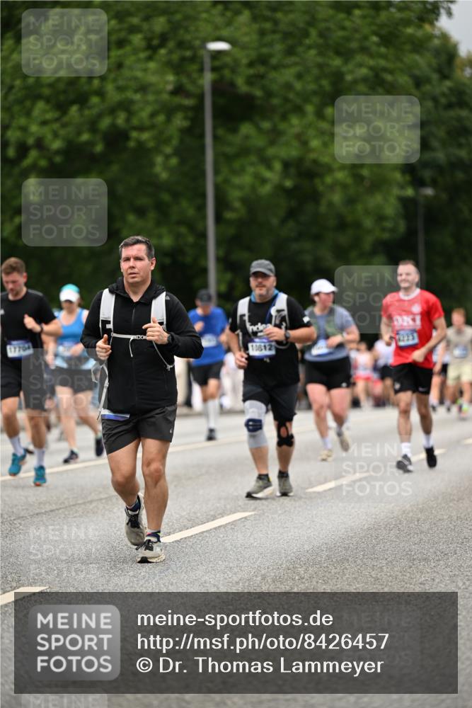 29.06.2025 - hella hamburg halbmarathon Dr. Thomas Lammeyer http://msf.ph/oto/8426457 29.06.2025 10:50:27 Kennedybrücke 1060, 1421, 1426, 1465, 1695, 1854, 1983, 2008, 2217, 2398, 2917, 2965, 4099, 4102, 4223, 4224, 5044, 5914, 6124, 6161, 6393, 6788, 6980, 7303, 7530, 7983, 10367, 10812, 11393 meine-sportfotos.de